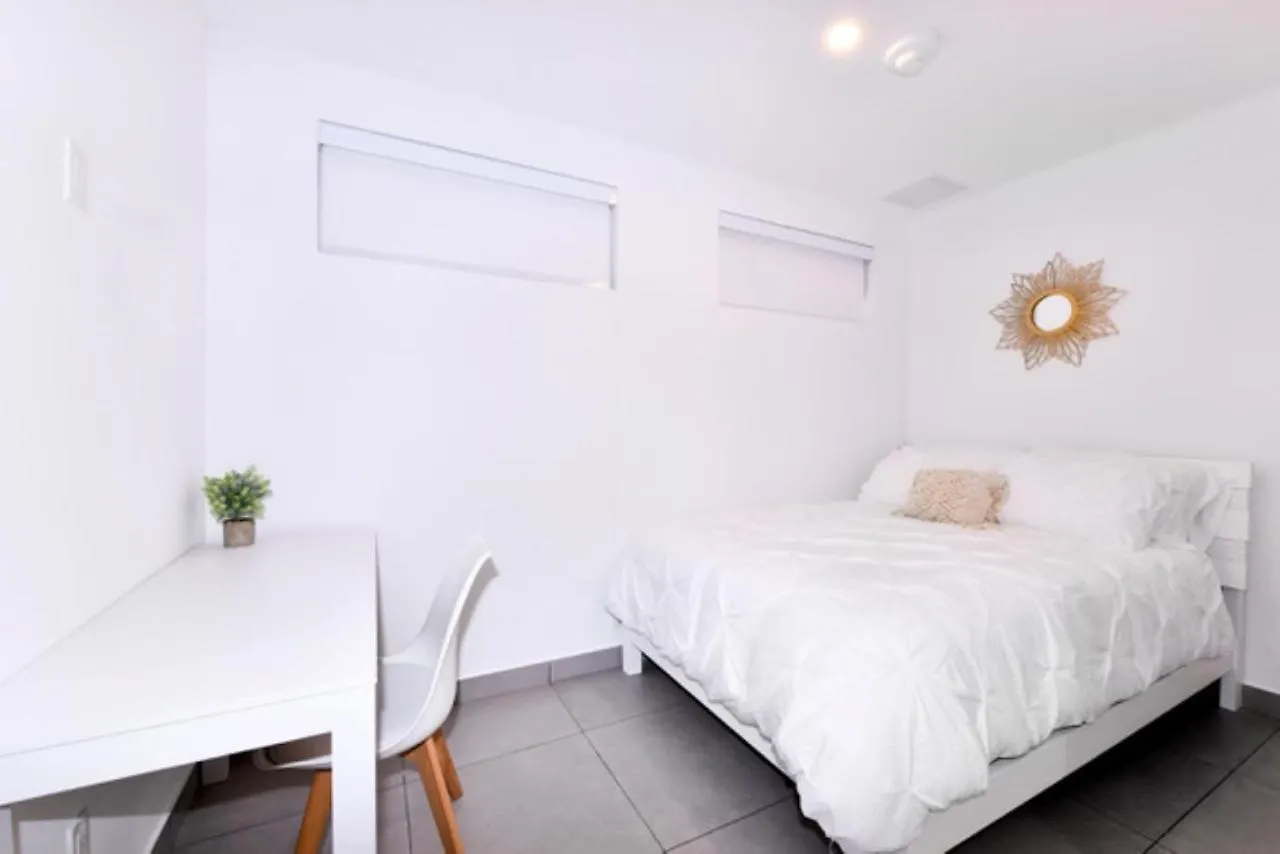 Apartment Stylish Luxury Condo, Central Location, Ocean View, Pool, Gym Oranjestad